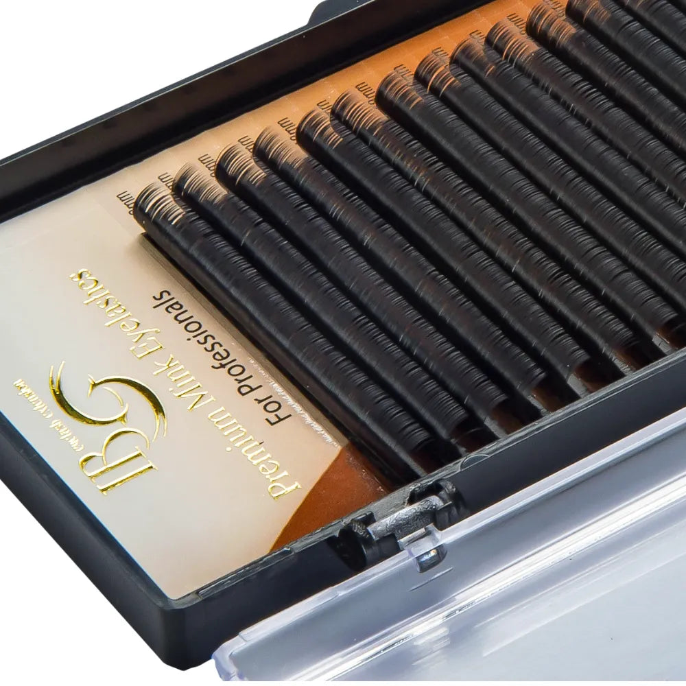 Texture detail of 11mm 0.25mm C-Curl mink lashes 16-row tray