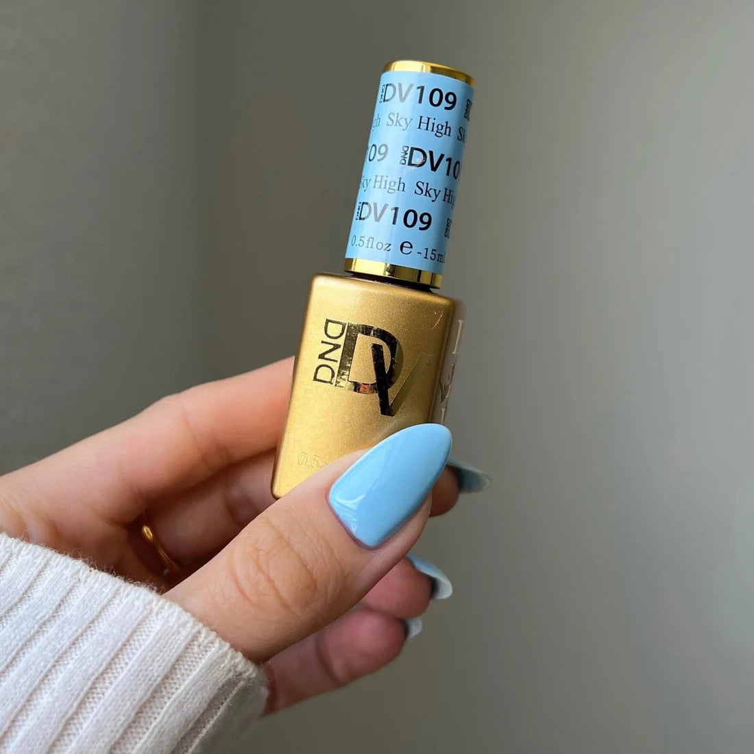 DIVA Sky High gel polish color swatch in bright sky blue shade
