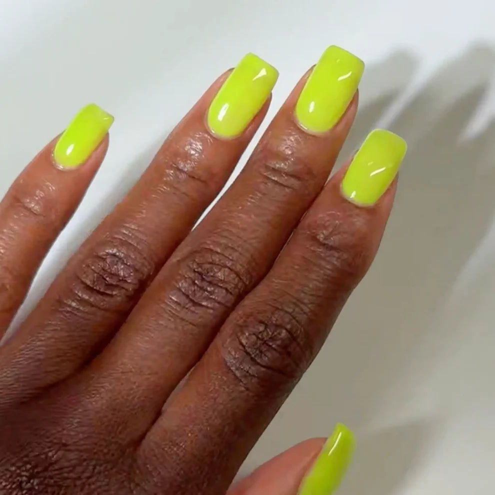 Manicure of the DND DC Jelly Gel 001 Tennis bottle showing the 18 ml size marking