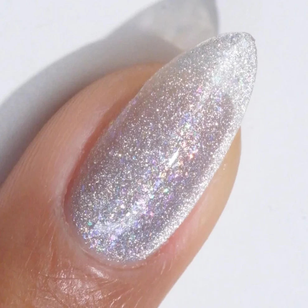 DND Diva 9D Cat Eye Gel Polish #31 Pet Diary magnetic shimmer gel polish close up manicure hands