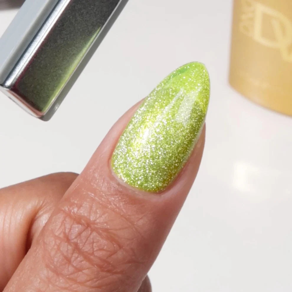 Close up manicure photo in DND Diva Cat Eye Gel Polish #15 Lemon Whiskers, showing the depth of the lemon lime cat eye effect.
