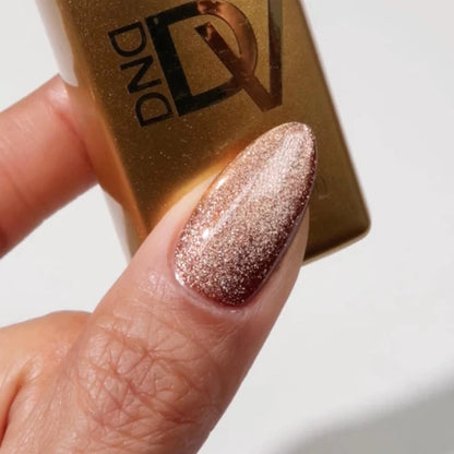 Close up manicure photo in DND Diva Cat Eye Gel Polish #18 Toffee Crisp, showing the depth of the brown sugar cat eye effect.