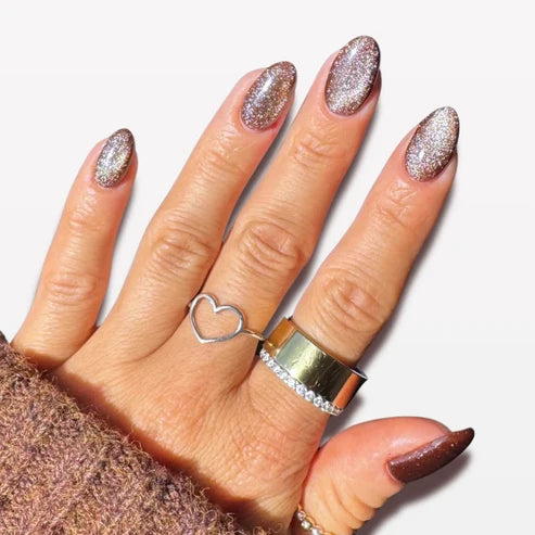 Single nail shot of DND Diva Cat Eye Gel Polish #18 Toffee Crisp, showing the brown sugar cat eye gel polish finish.