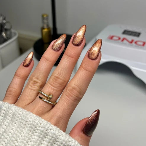 Full manicure in DND Diva Cat Eye Gel Polish #18 Toffee Crisp, showing the brown sugar cat eye finish on natural nails.