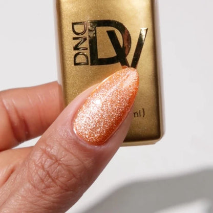 Close up manicure photo in DND Diva Cat Eye Gel Polish #21 Button Nose, showing the depth of the caramel orange cat eye effect.