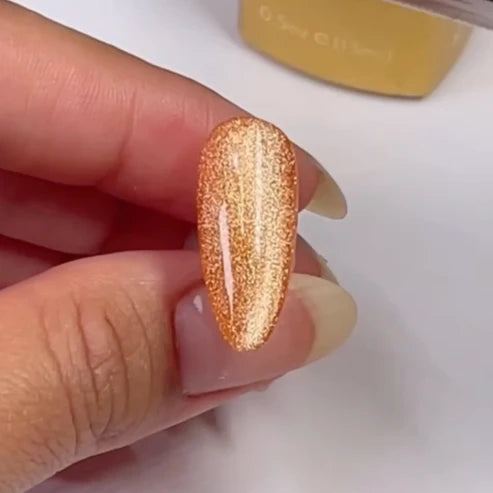 magnetic cat eye gel nail shot of DND Diva Cat Eye Gel Polish #21 Button Nose, showing the caramel orange cat eye gel polish finish.