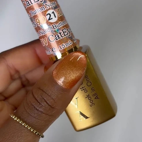 Single nail shot of DND Diva Cat Eye Gel Polish #21 Button Nose, showing the caramel orange cat eye gel polish finish.