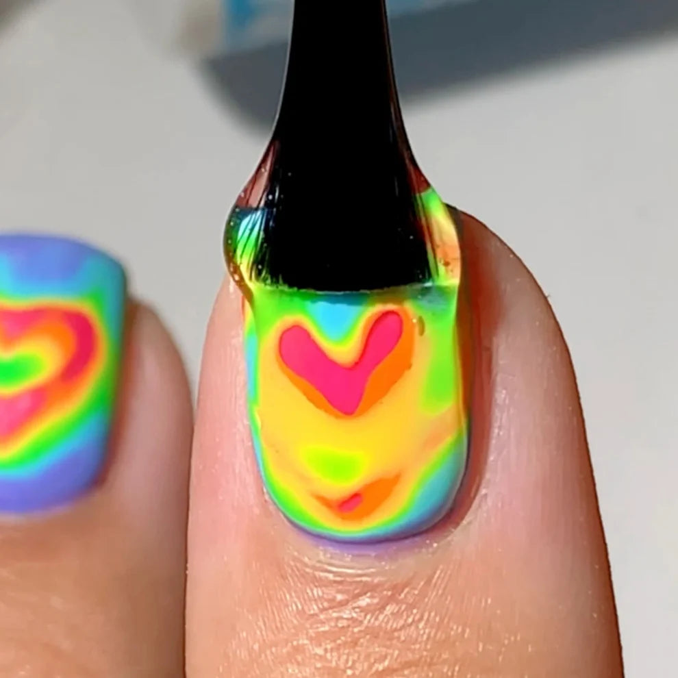 A close-up of a fingernail painted with a DND No Cleanse Top Coat 600 application
procedure