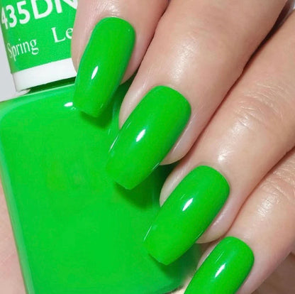 Spring green manicure featuring DND Spring Leaf #435 with the matching Gel & Lacquer Duo.