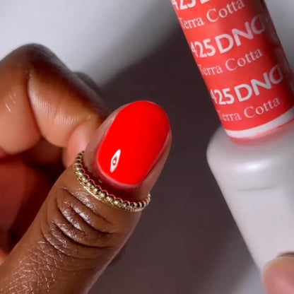 Close-up manicure showing DND Terra Cotta #425 gel nail polish colour on nails.