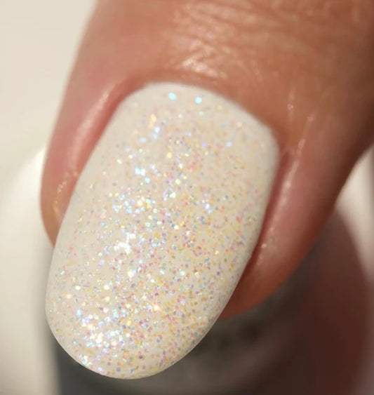 Close-up manicure showing DND Twinkle Little Star #443 gel nail polish colour on nails.